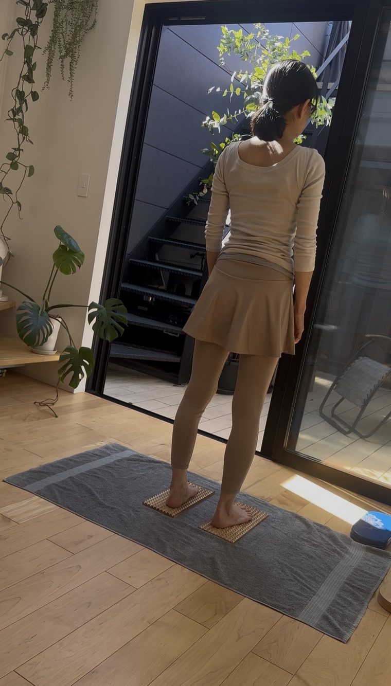 サドゥーボードの上に立つ様子
